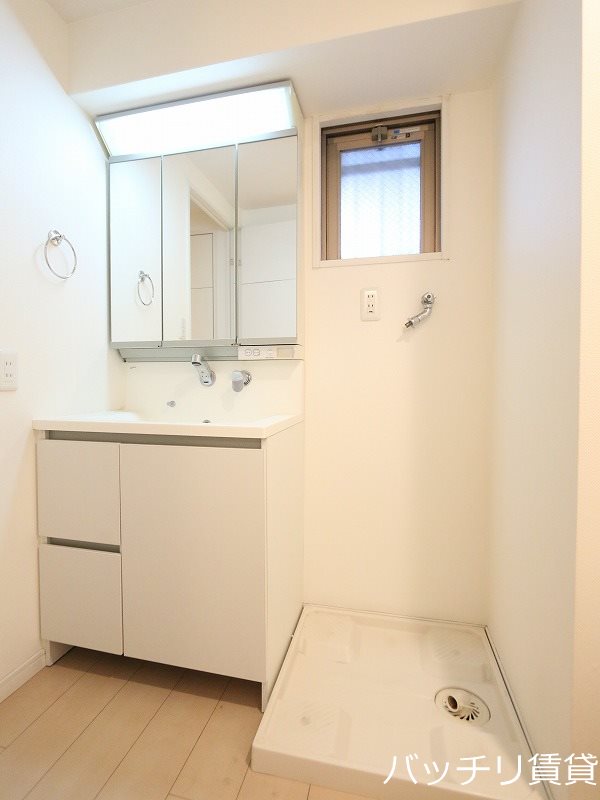洗面設備　画像は別号室イメージの為、現況を優先いたします。