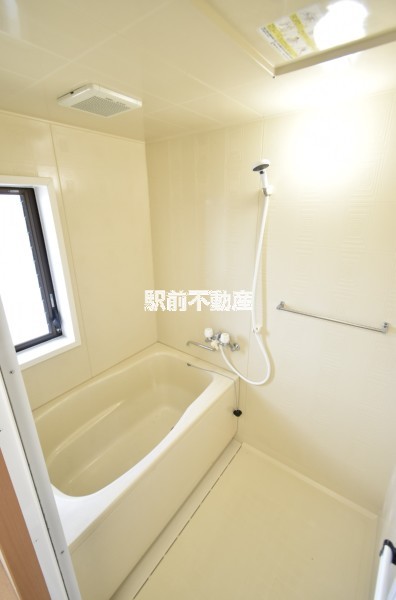 バス・シャワールーム　清潔感のあるお風呂