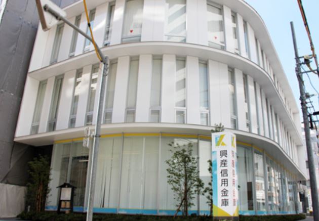 銀行　興産信用金庫本店（銀行）まで121m