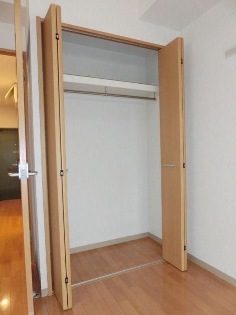 収納　ハンガーレールのあるクローゼット。
