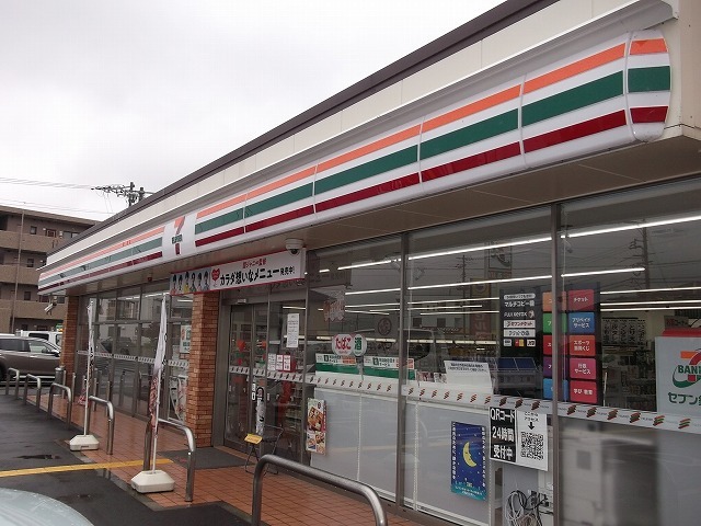 コンビニ　セブンイレブン（コンビニ）まで686m