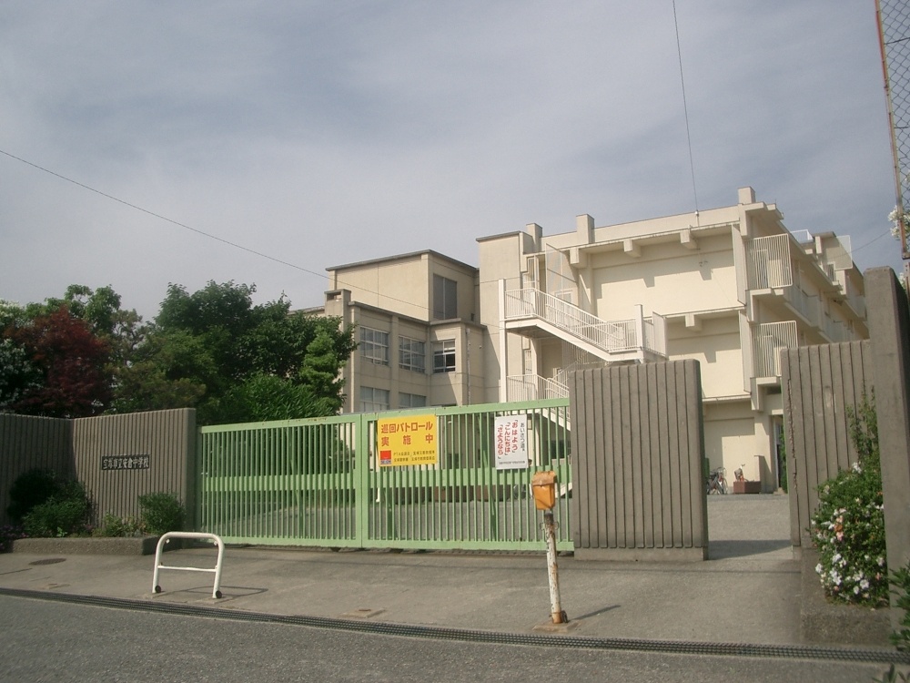 中学校　宝塚市立　安倉中学校（中学校）まで1458m