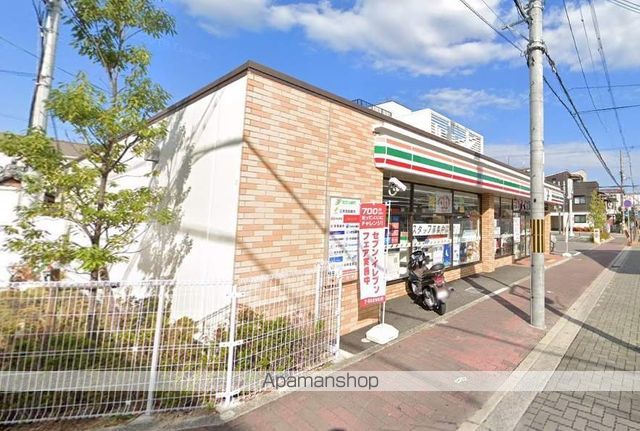 コンビニ　セブンイレブン（コンビニ）まで216m
