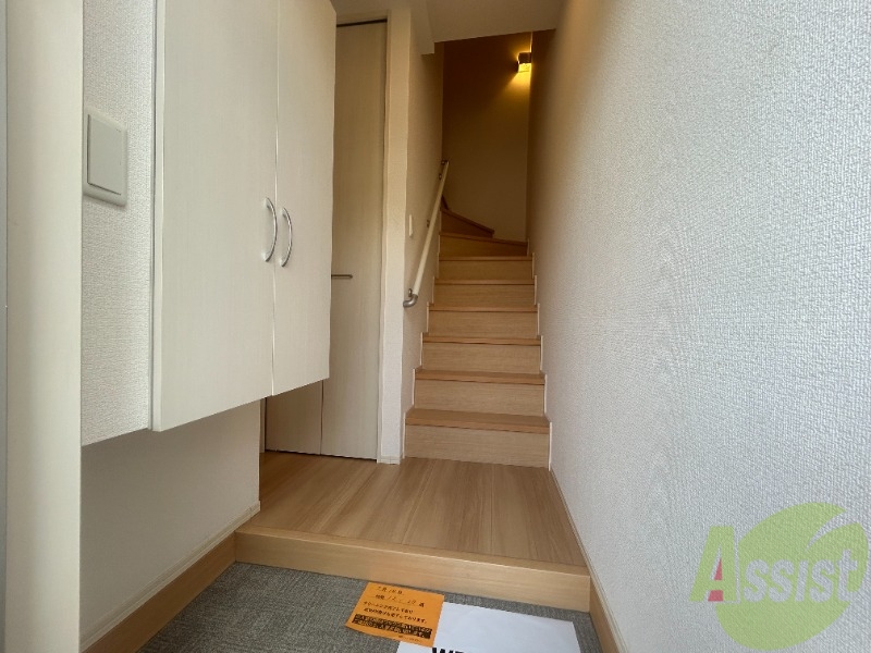 玄関　玄関からの様子です。すぐ部屋が見えないのは安心ですね。