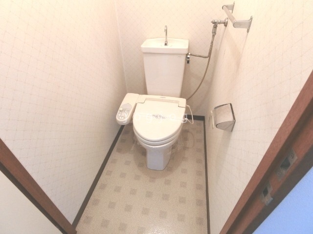 トイレ　嬉しい温水洗浄便座付きのトイレです。