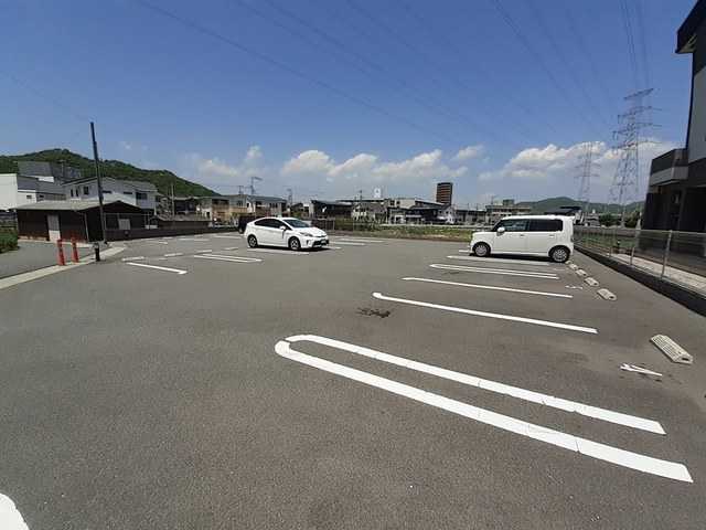 【姫路市辻井のアパートの駐車場】