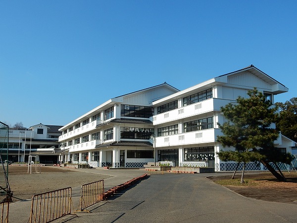 【水戸市三の丸のマンションの小学校】