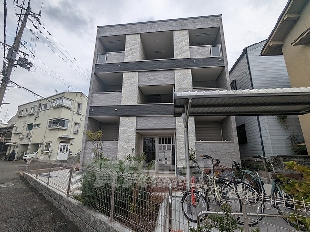 京都市山科区栗栖野打越町のアパートの建物外観
