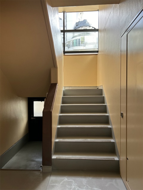 その他共有部分　共有階段塗装完了
