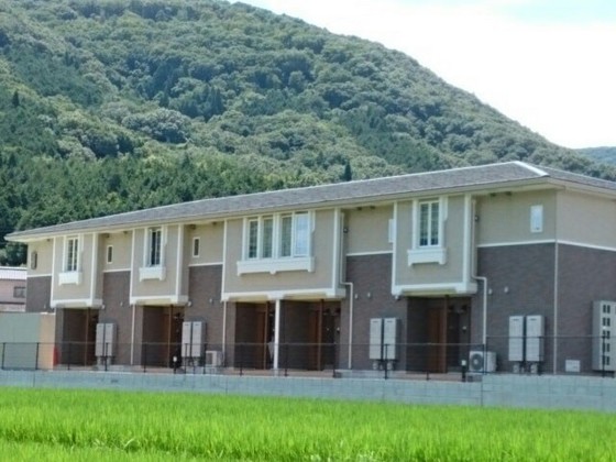 【岡山市北区御津野々口のアパートの建物外観】