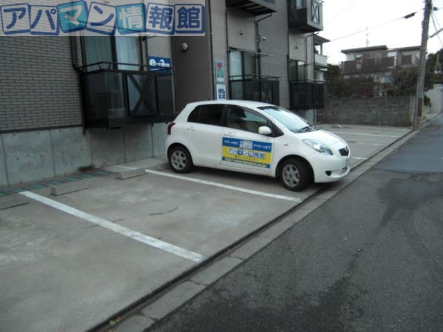 【シャンティーユ大学南の駐車場】