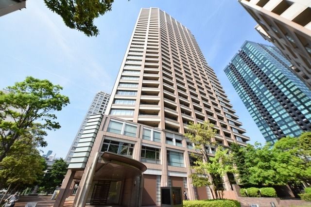 【港区三田のマンションの建物外観】