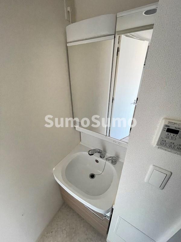 洗面設備　独立洗面化粧台が付いています