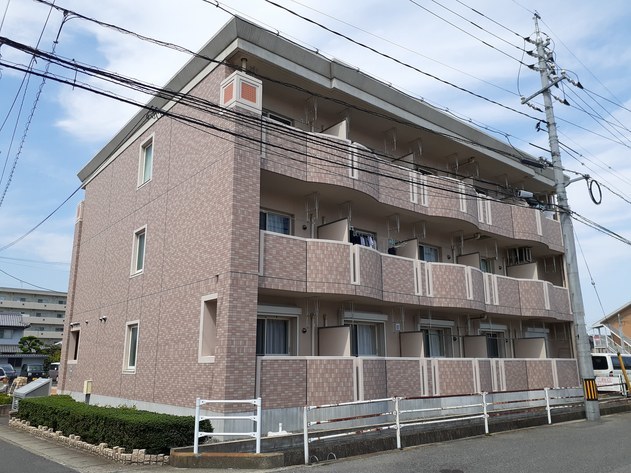 【岡山市北区富田のマンションの建物外観】