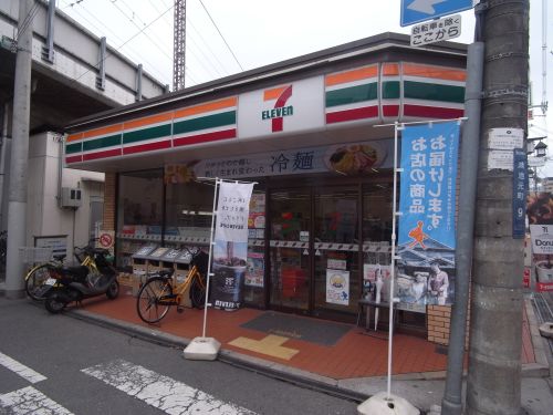 【エスリード鴻池新田駅前のコンビニ】