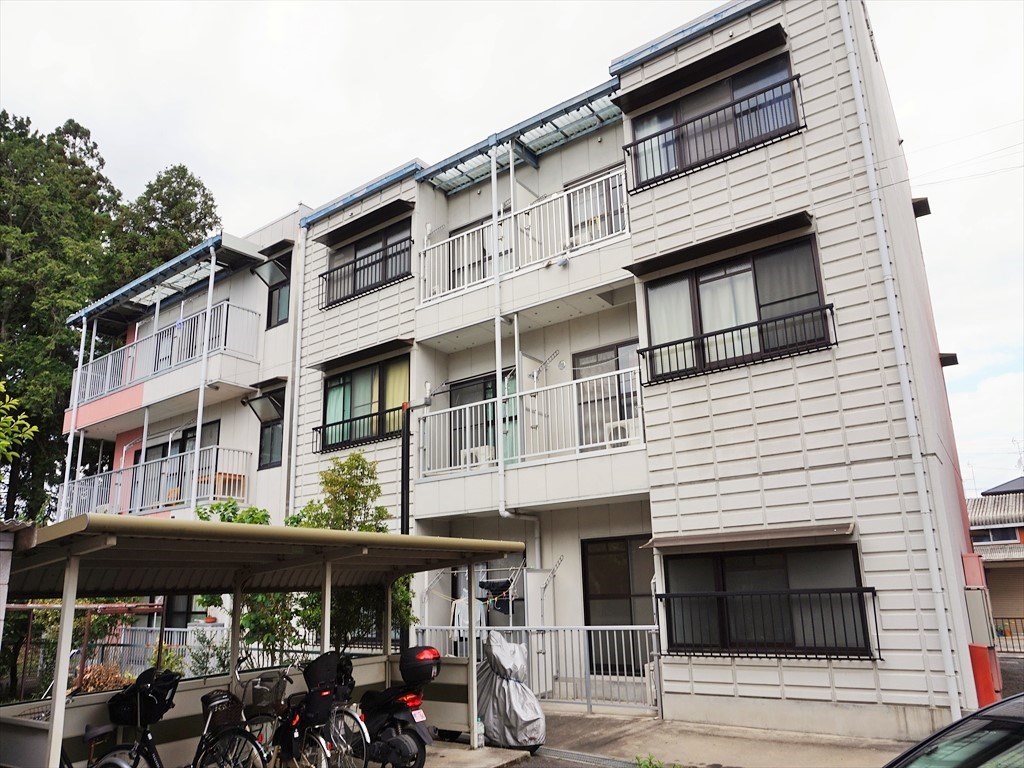 近江八幡市安土町上豊浦のマンションの建物外観