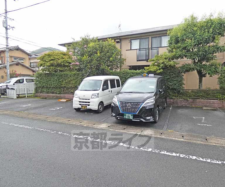 【京都市北区西賀茂山ノ森町のアパートの駐車場】