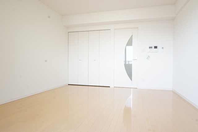 居室・リビング　★明るい雰囲気の９．７帖洋室です★