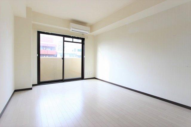 居室・リビング　同物件、別号室の写真です