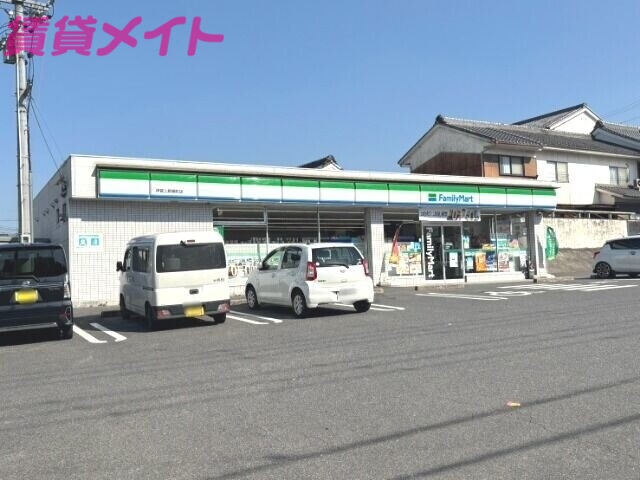 コンビニ　ファミリーマート伊賀上野桑町店（コンビニ）まで654m