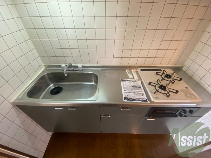 キッチン　システムキッチン。グリル付きでお魚も焼けますね。