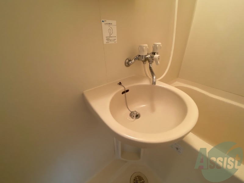 洗面設備　お風呂に入りながらここも掃除できちゃいますね。