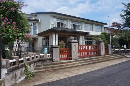 小学校　秦野市立本町小学校（小学校）まで953m