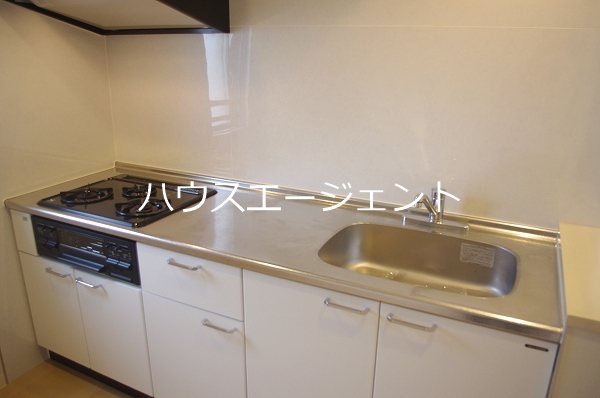 キッチン　3口コンロ付きのキッチンです※参考画像