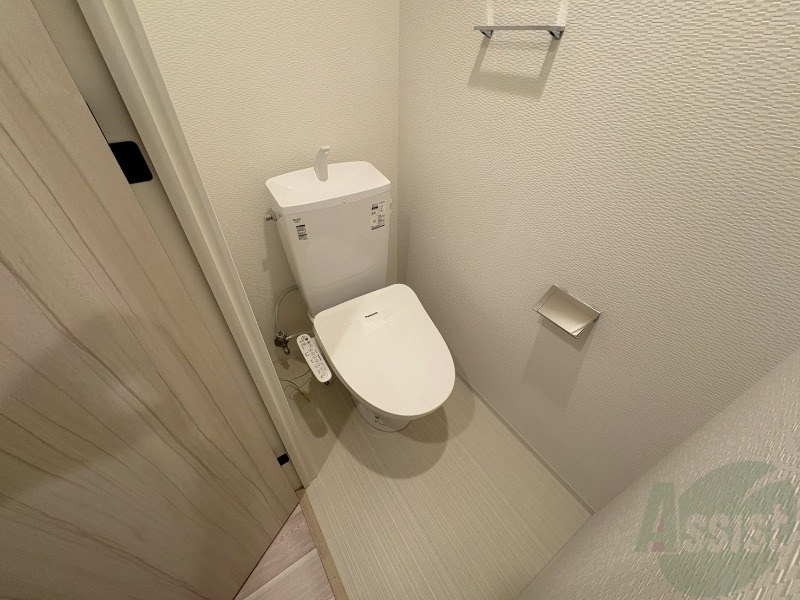トイレ　暖房便座になっているので快適に使えますね。