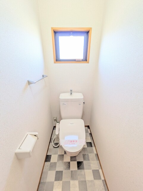 トイレ　☆窓付きで換気のしやすい１階のトイレ☆