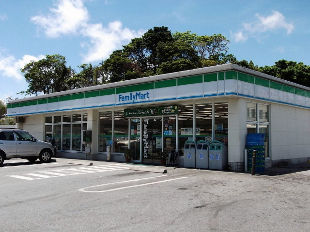 コンビニ　ファミリーマート浦添にしばる店（コンビニ）まで1727m