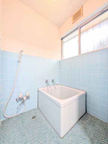 バス・シャワールーム　【浴室】タイル張りがかわいらしいレトロな浴室です。
