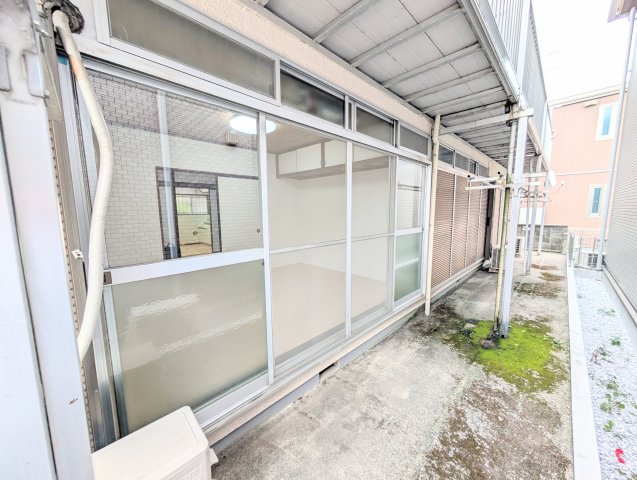 バルコニー　【物干しスペース】南側にはお洗濯ものを外干しできます◎