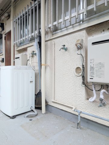 その他設備　【洗濯機置き場】室外ですが2階廊下が雨よけになってくれます。