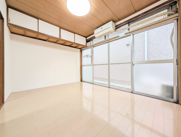 居室・リビング　【6.0帖洋室(1)】南側の洋室スペース。一面に広がる大きな窓が