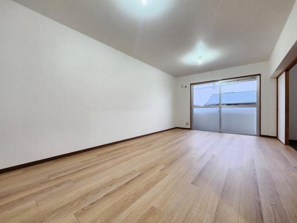 居室・リビング　明るい広々とした空間【エアコン有】