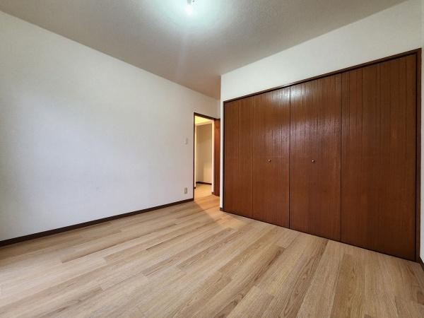 その他部屋・スペース　贅沢なバルコニー付で明るさが魅力です