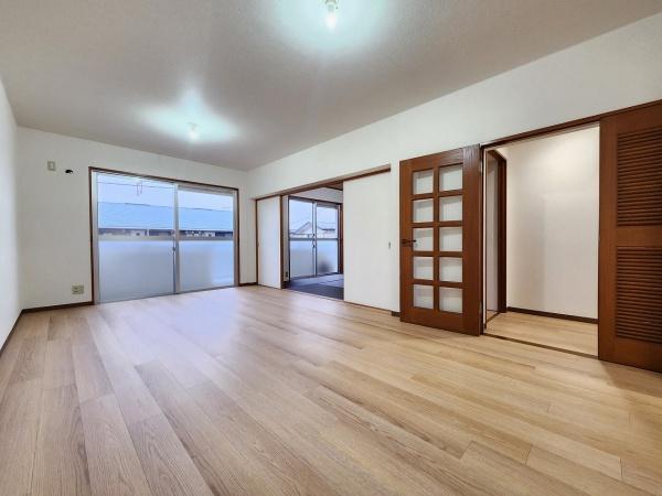 居室・リビング　開放的な明るい１６.８帖のLDK