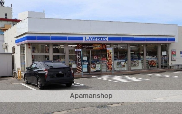 コンビニ　ローソン（コンビニ）まで915m