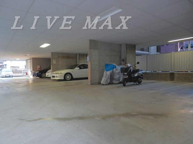 その他　バイク置場・敷地内駐車場