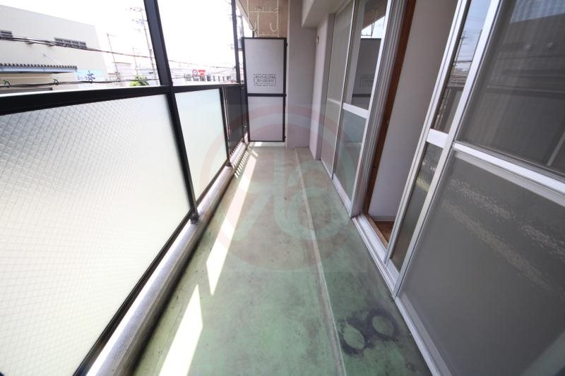 バルコニー　暖かな日差しのふりそそぐバルコニー