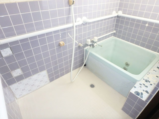 バス・シャワールーム　窓付きで換気しやすいですね！