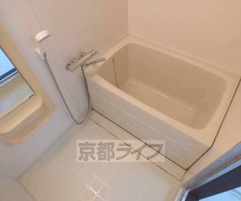 バス・シャワールーム　バスルームです