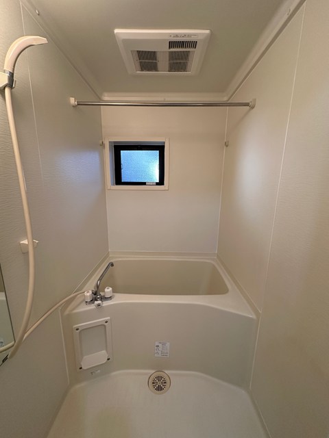 バス・シャワールーム　浴室暖房乾燥機＆物干しバー付きバスルームです！小窓があるので