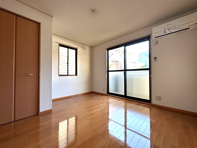 居室・リビング　南西向き洋室7.1帖☆バルコニーに繋がる角部屋二面採光のお部