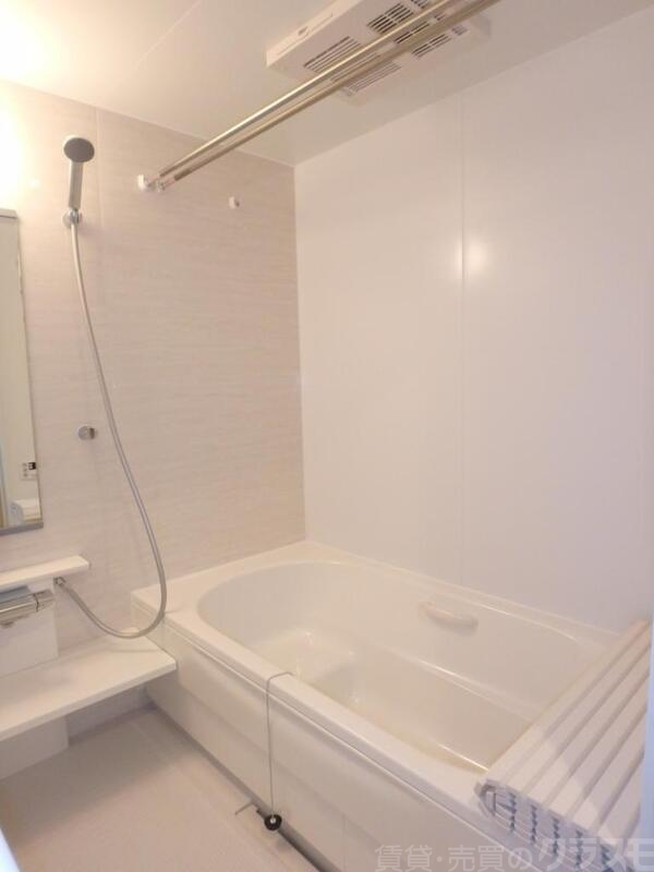 バス・シャワールーム　お風呂は浴室乾燥機・追い焚き給湯付