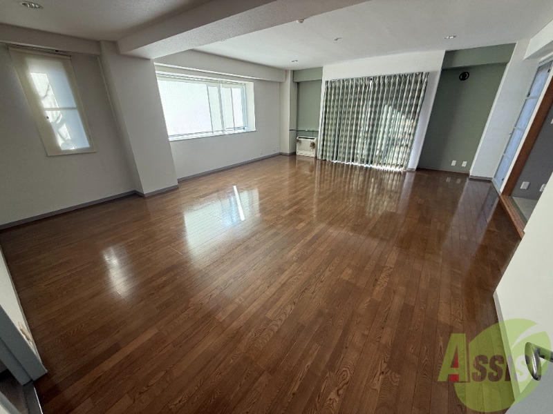 居室・リビング　．