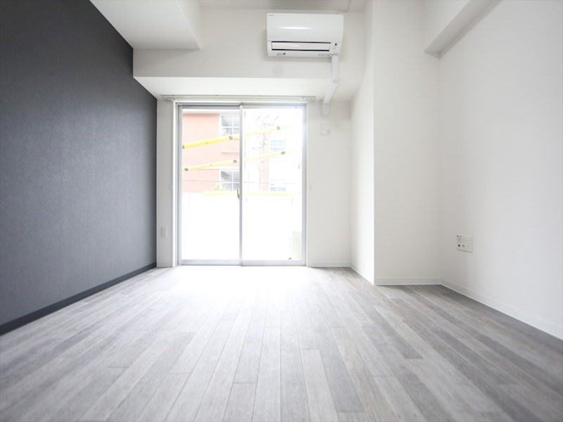 バルコニー　洋室8.8帖　エアコン完備　バルコニー