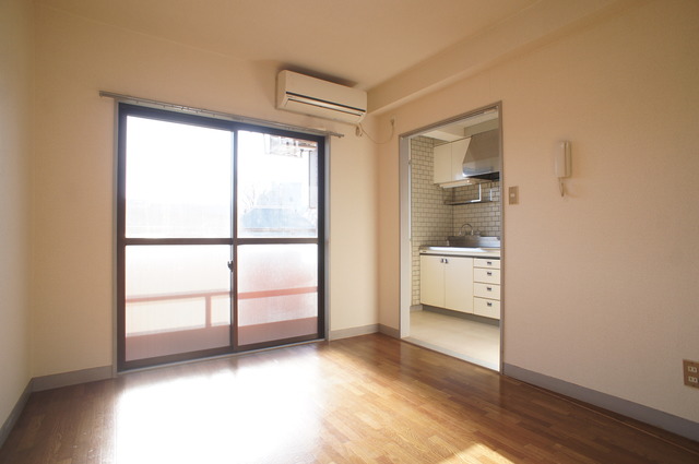 居室・リビング　人気の南東向きなので暖かな日差しが入りますね♪