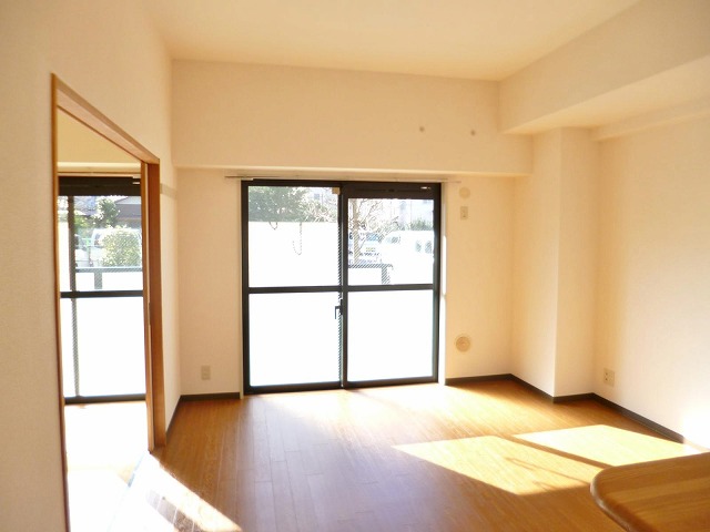 居室・リビング　南西向きリビングダイニングキッチン13.1帖☆バルコニーに繋